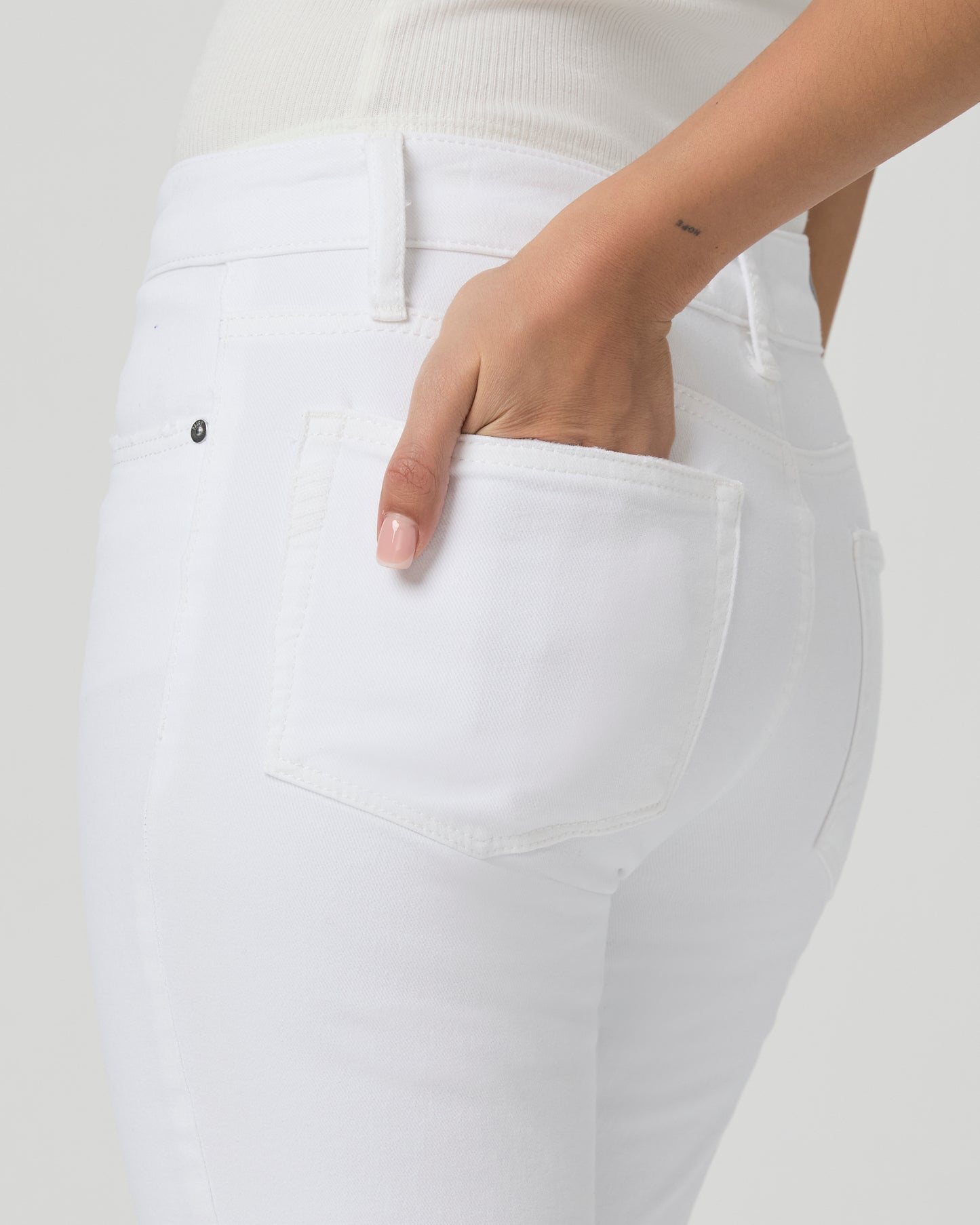 Amber Straight Jean - Crisp White Distressed 23